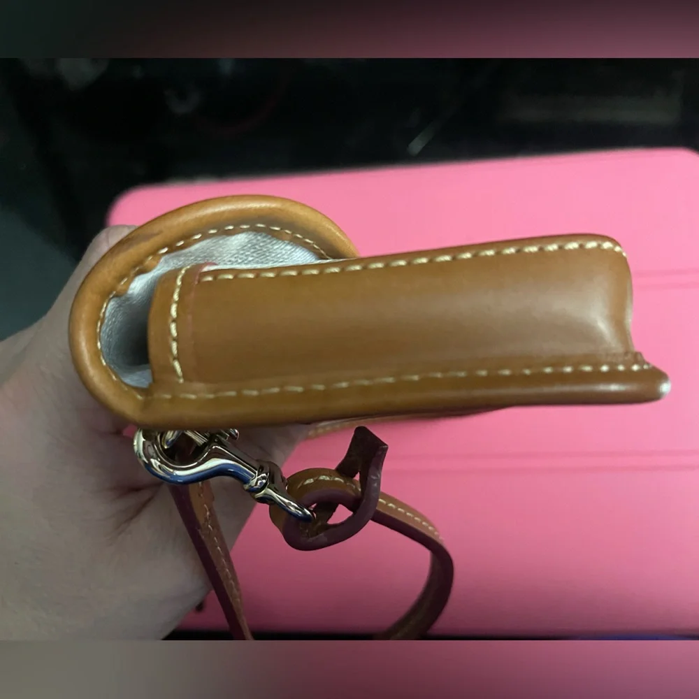 Dooney & Bourke White and Tan Clutch with Gold Accents NEW WITHOUT TAGS. - Picture 10 of 12